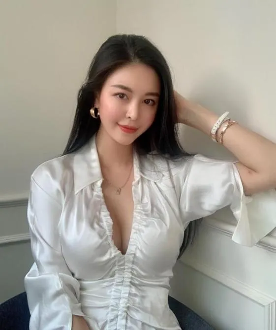 Busty D Natural Tits PERFECT SEXY DISCREET  - Image 2